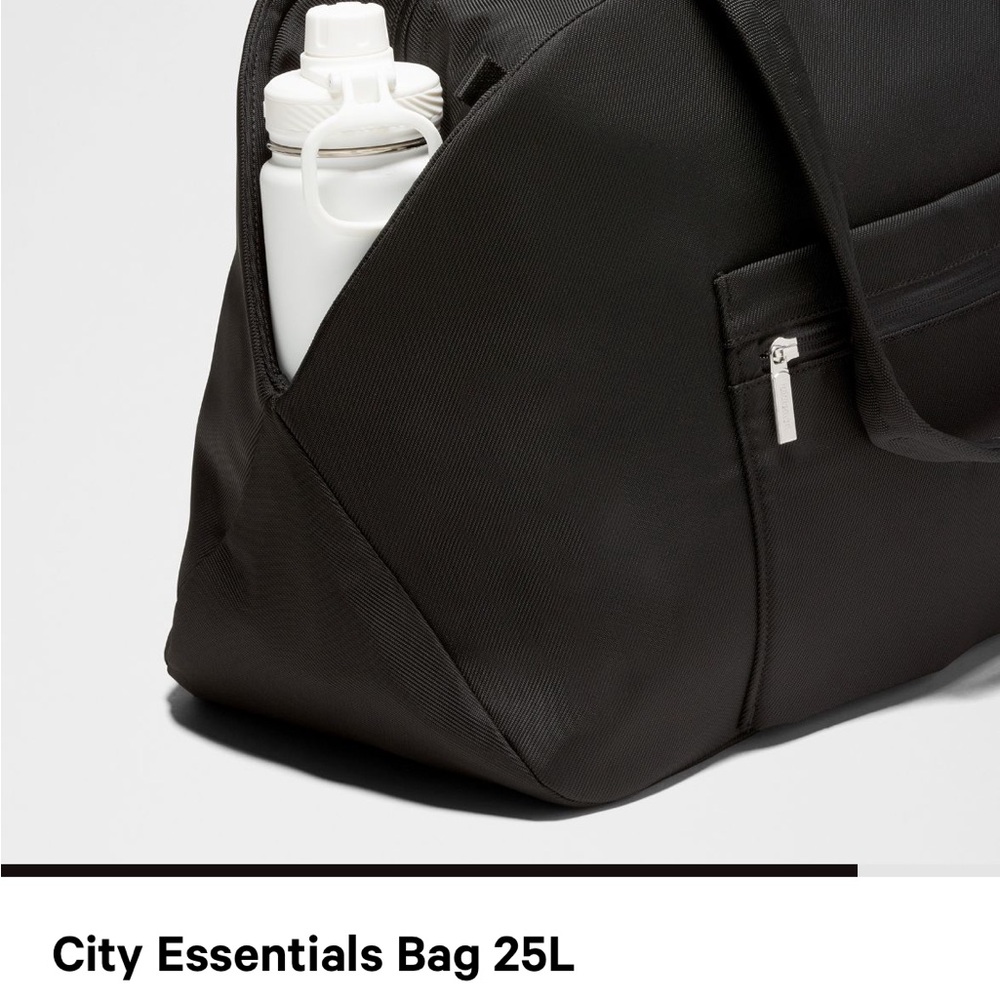 lululemon City Essentials Bag, Black. - Picture 5 of 10